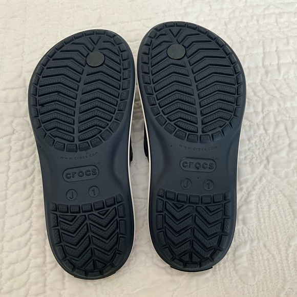 Brand New!  Boys Croc flip flops.  Size 1 - Picture 4 of 4